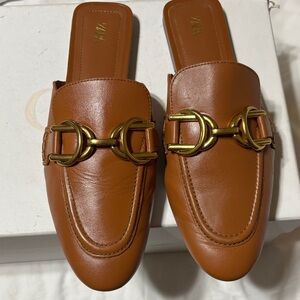 Zara Women's Tan Leather Mules with Gold tone hardware chain detail. EUC